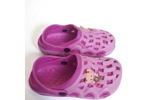 Crocs slipper schoen verticaal pink fuchsia met meisje 31