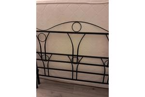 Zwart metalen bed