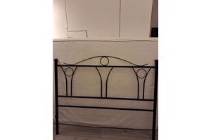 Zwart metalen bed