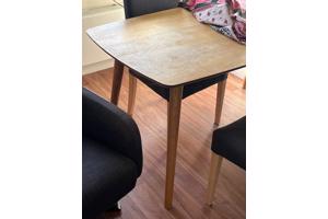 Tafel met drie stoelen