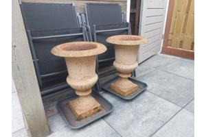 Zeer zware ijzeren vazen voor bijvoorbeeld planten