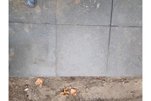 Gratis af te halen betontegels 50x50. zelf uit de tuin halen.
