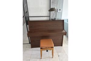 Mooie kemble piano van 1.30 breed en 1.10 hoog, inclusief pianokruk. Wij spelen er niet meer op. Jij misschien wel?