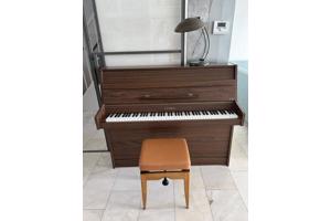 Mooie kemble piano van 1.30 breed en 1.10 hoog, inclusief pianokruk. Wij spelen er niet meer op. Jij misschien wel?