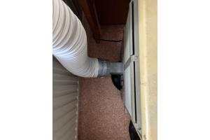 Wie wil hem hebben? Een oude, vrijstaande airconditioner, werkt nog goed