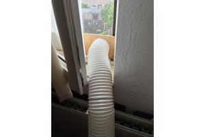 Wie wil hem hebben? Een oude, vrijstaande airconditioner, werkt nog goed