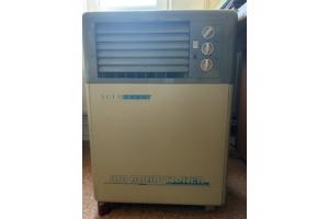 Wie wil hem hebben? Een oude, vrijstaande airconditioner, werkt nog goed