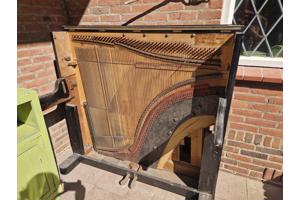 Piano, alleen de klankkast en deel van de ombouw