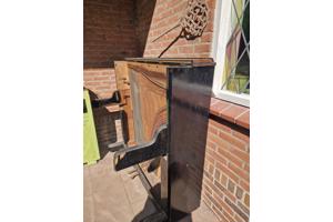 Piano, alleen de klankkast en deel van de ombouw