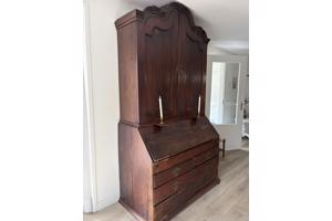 Kast met kuif los aanwezig