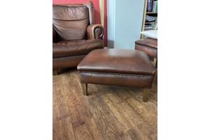 4 stoelen  met 2 hockers