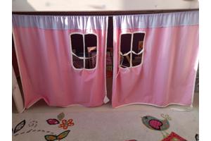 hoogslaper met glijbaan en gordijntjes