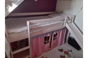 hoogslaper met glijbaan en gordijntjes