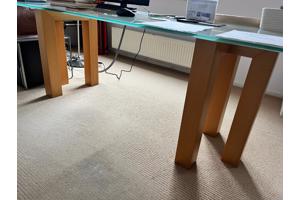 Stoere bureautafel van glas en hout