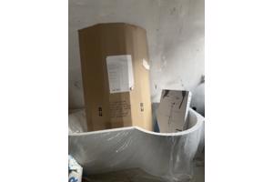 Nieuw hoekbad met bol badscherm, regendoucheset en badafvoer