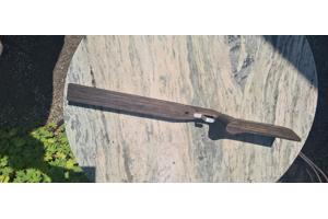 Vakkundig gemaakte custom laminaat benchrest kolf