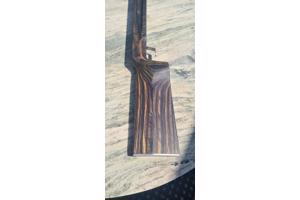 Vakkundig gemaakte custom laminaat benchrest kolf