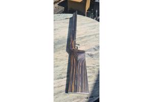 Vakkundig gemaakte custom laminaat benchrest kolf