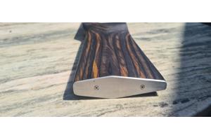 Vakkundig gemaakte custom laminaat benchrest kolf