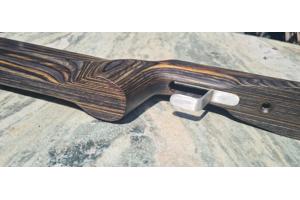 Vakkundig gemaakte custom laminaat benchrest kolf