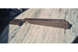 Vakkundig gemaakte custom laminaat benchrest kolf