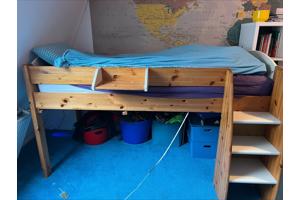 gratis eenspersoonsbed, halfhoogslaper, met trapje, extra (klein) bureautje en het matras (wel gebruikt).