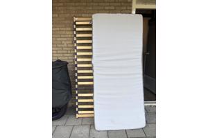 Eenpersoons bed + matras en lattenbodem