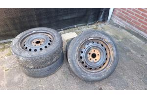 Autobanden met velg