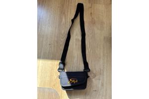 Style camera of mobiel tasje met draagriem en lus.