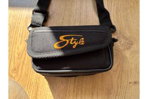 Style camera of mobiel tasje met draagriem en lus.