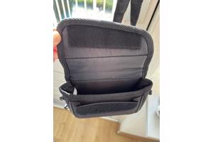 Style camera of mobiel tasje met draagriem en lus.