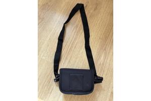 Style camera of mobiel tasje met draagriem en lus.