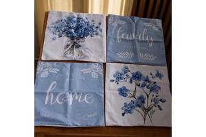 Set van 4 kussenhoezen lichtblauwe flowers met tekst 45x45cm