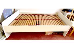 Eenpersoons bed 90x200. 67 cm hoogte