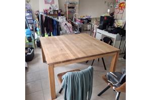 Vierkante tafel  uit hout