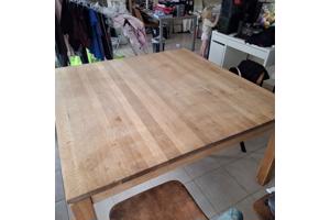 Vierkante tafel  uit hout