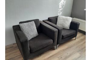2 nette, antraciet- kleurige fauteuils