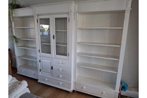 3 delig witte boeken/ vitrine kast, 3m x2m