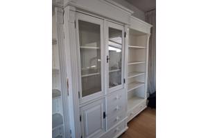 3 delig witte boeken/ vitrine kast, 3m x2m