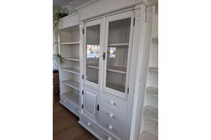 3 delig witte boeken/ vitrine kast, 3m x2m