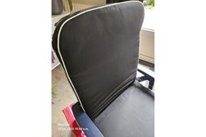 Ligbed blauw kunststof met zwart kussen