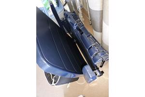 Ligbed blauw kunststof met zwart kussen