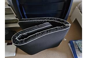 Ligbed blauw kunststof met zwart kussen