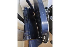 Ligbed blauw kunststof met zwart kussen