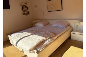 2PERSOONS BED(OMBOUW) MET VERSTELBARE LATTENBODEMS