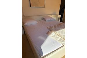 2PERSOONS BED(OMBOUW) MET VERSTELBARE LATTENBODEMS