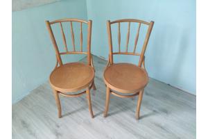 Twee houten stoelen