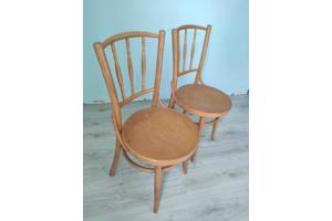 Twee houten stoelen