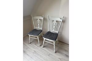 2 witte houten stoelen