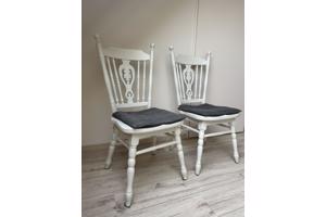 2 witte houten stoelen